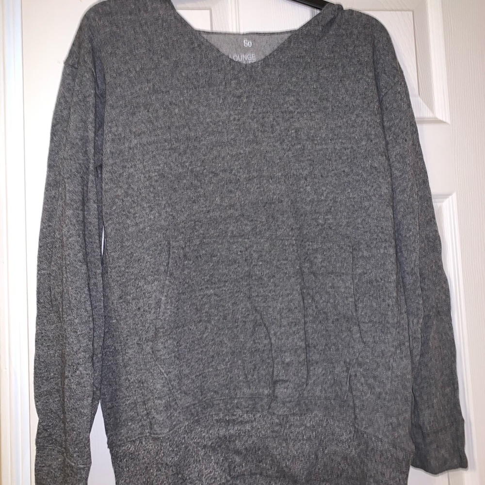 gray long sleeved shirt